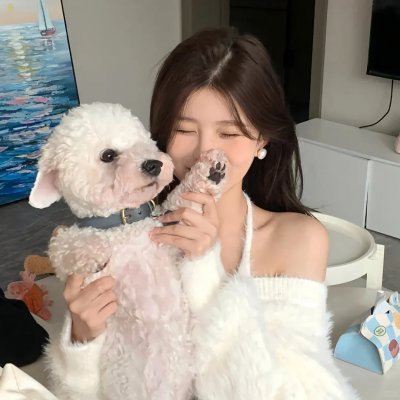 她在这里